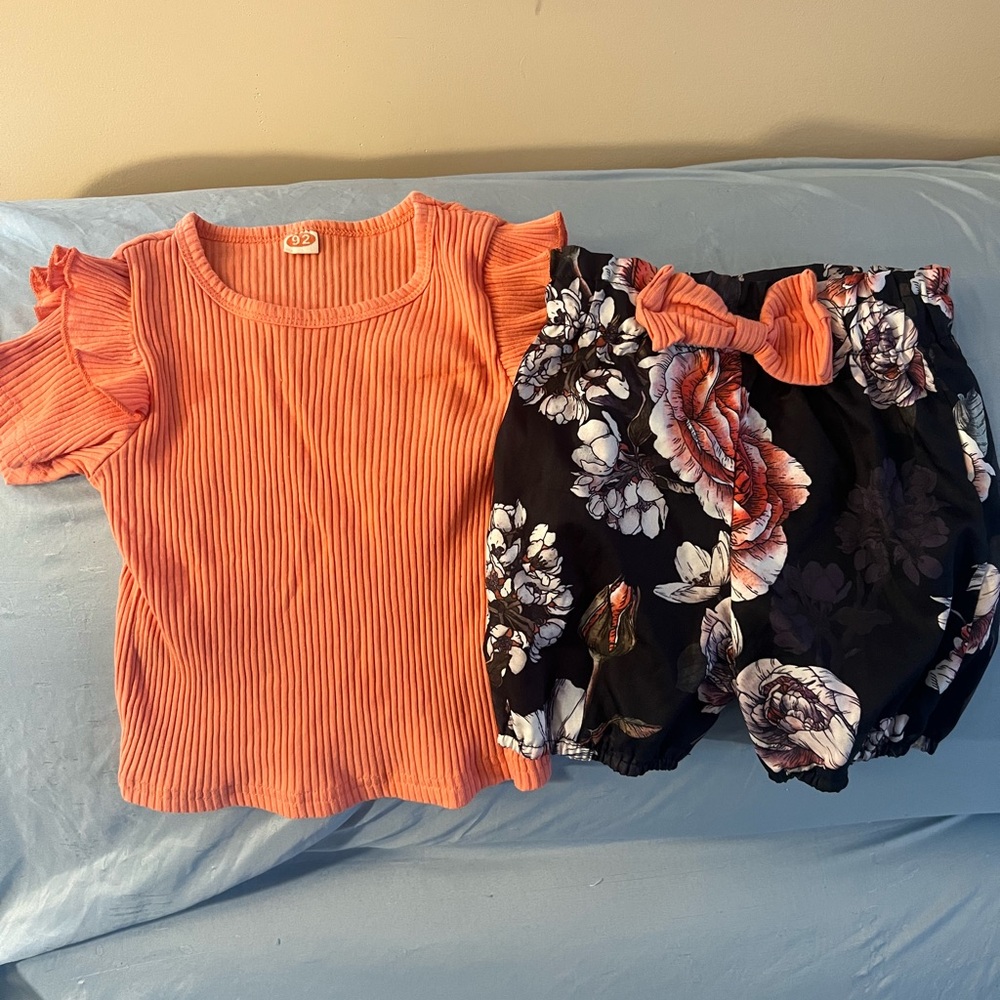 Toddler girl short sleeve shirt with floral shorts